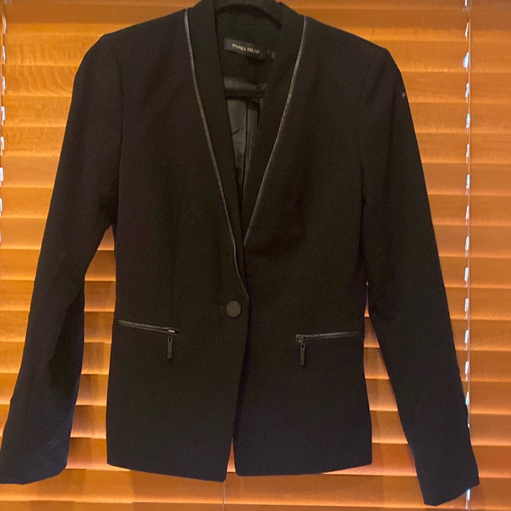 Ivanka Trump Black Blazer size small excellent condition (b)